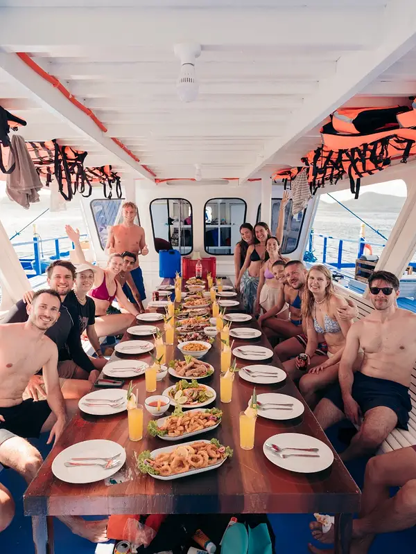 Almuerzo comunal en la cubierta del barco