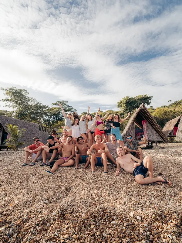 Grupo de viajeros en el campamento de la isla de Linapacan